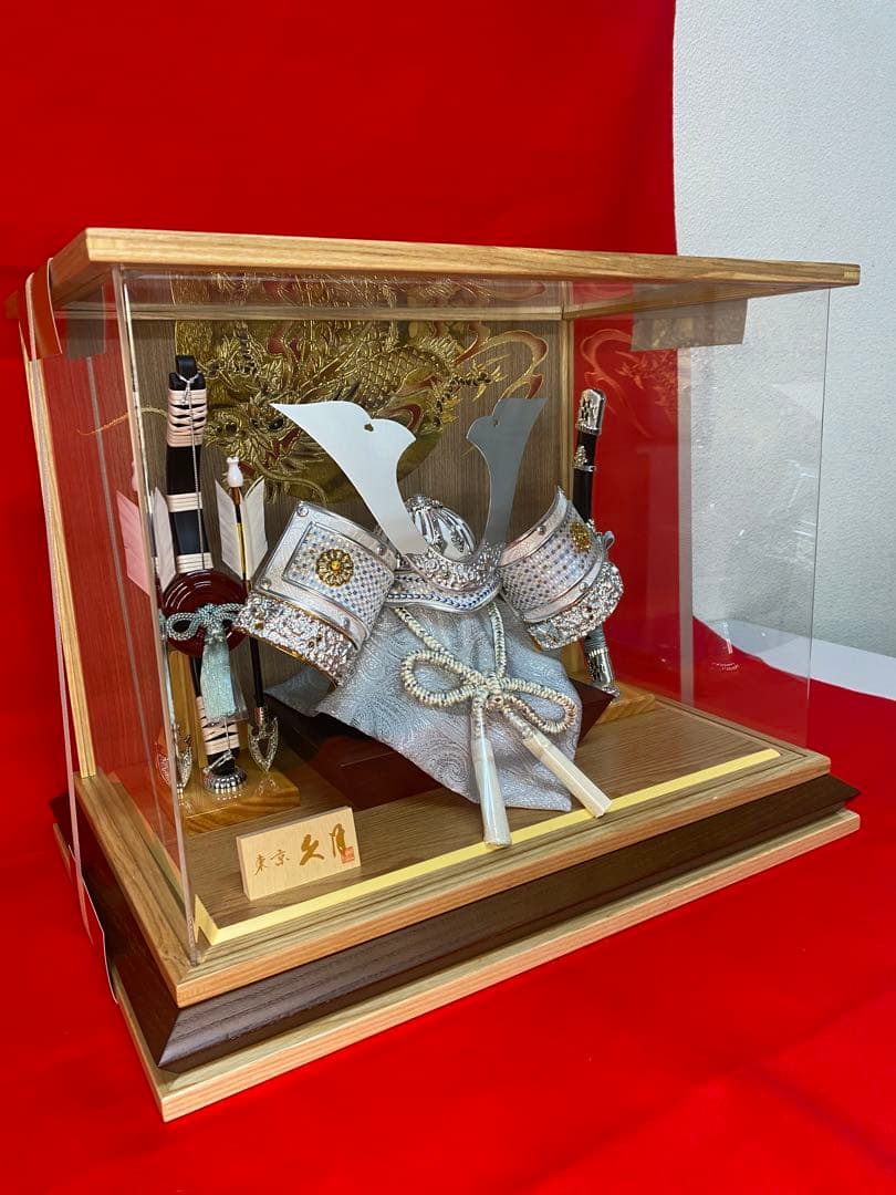 東京久月　五月人形　シルバー兜飾り　白木パノラマクリルケース入
