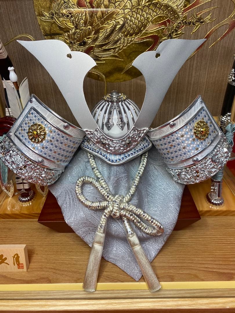 東京久月　五月人形　シルバー兜飾り　白木パノラマクリルケース入