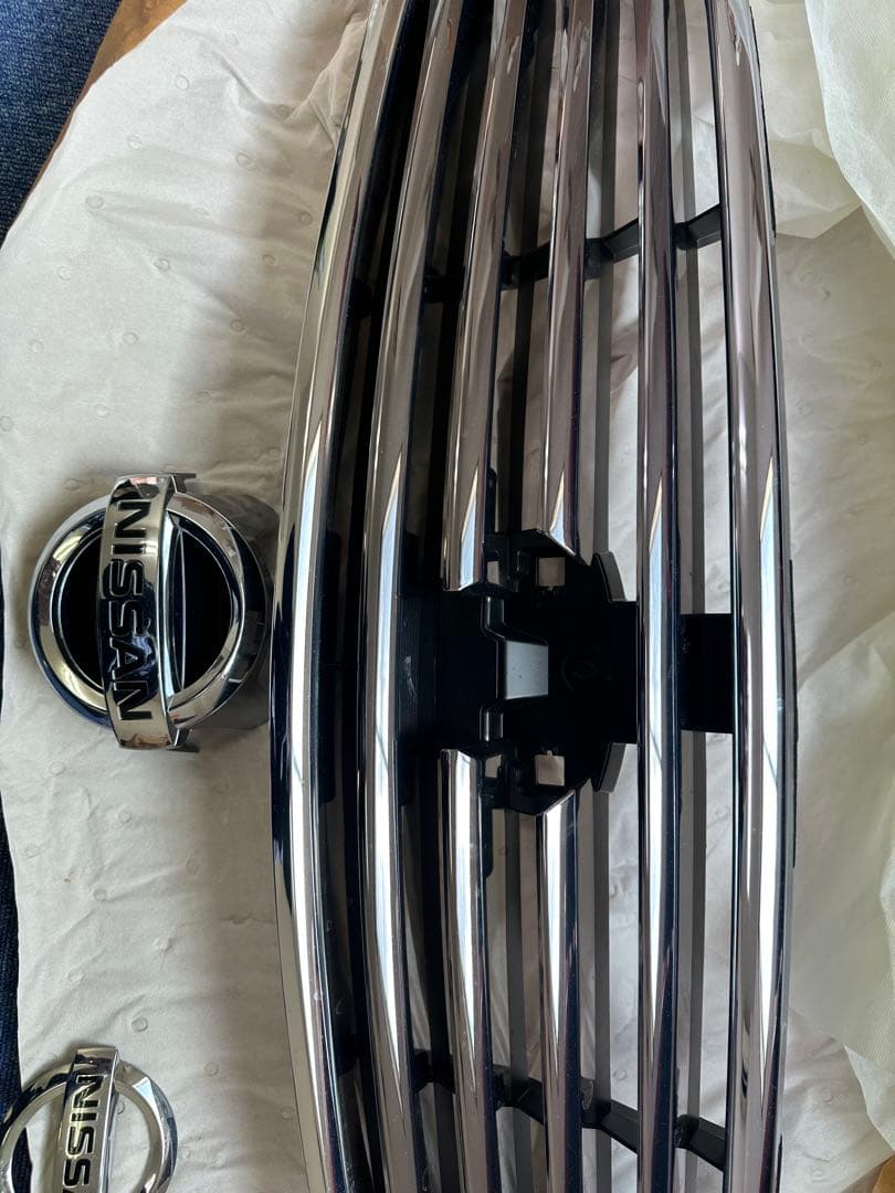 Nissan Skyline 370 GTフロントグリルとエンブレムセット