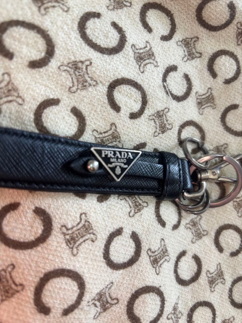 プラダPRADAキーホルダー　キーリング　三角ロゴプレート　サフィアーノレザー黒