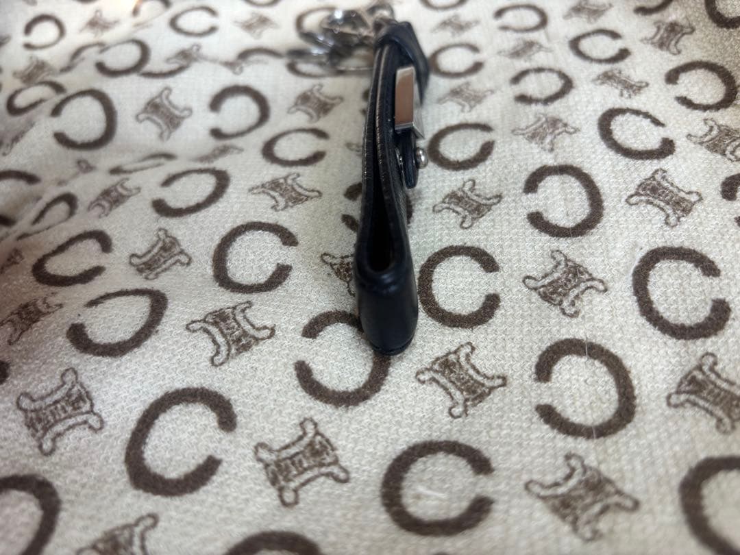 プラダPRADAキーホルダー　キーリング　三角ロゴプレート　サフィアーノレザー黒