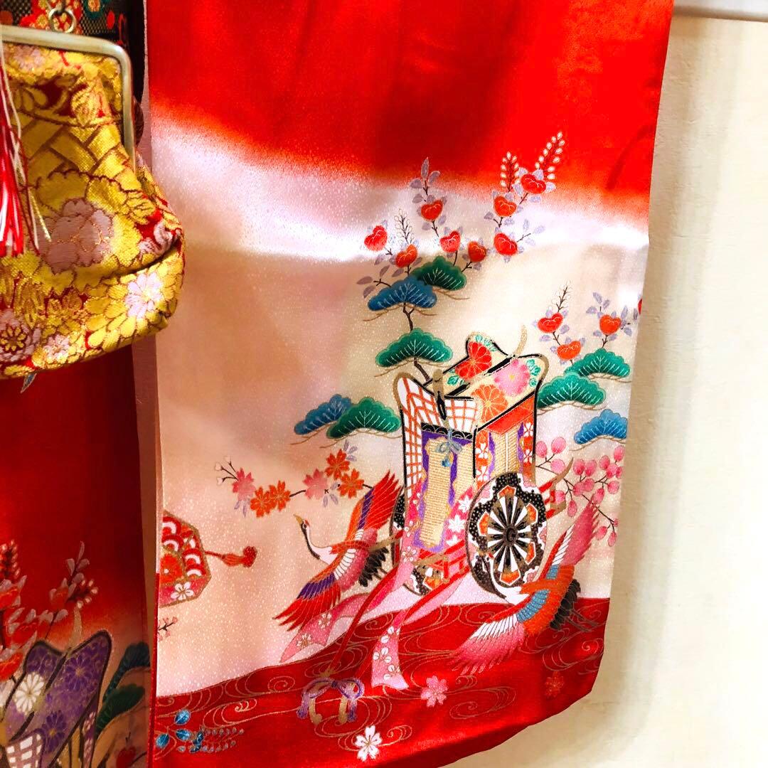 七五三7歳❣️人気赤地暈し古典柄❣️御所車鶴玉で箱金彩際立つ完全フルセット銘品