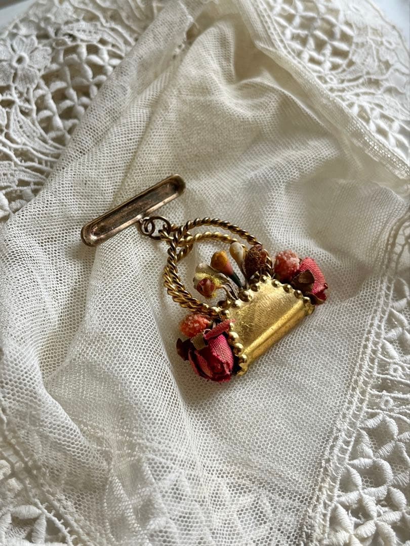 ◆フランスビンテージ｜アクセサリーBブローチ布花ピンクローズブーケ籠コサージュ