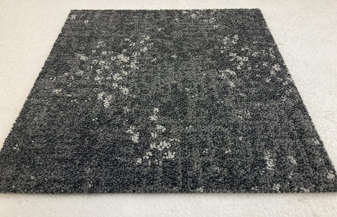 クロエ　タイルカーペット　５４枚 新品・未使用　国内メーカー