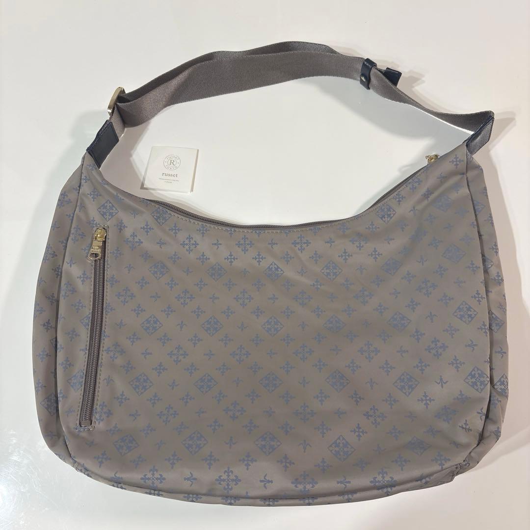 ほぼ未使用ラシット A4入るラウンドビッグショルダーバッグ　金具ゴールド