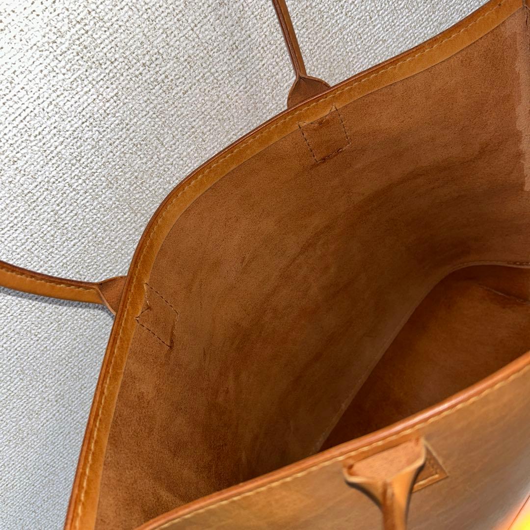 しっかりめの硬さ　素仕上げベジタブルタンニン鞣し革のトートバッグ　エイジング