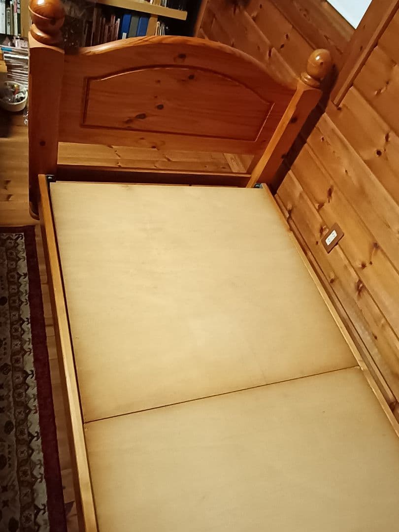 パイン無垢材　シングルベッドフレーム