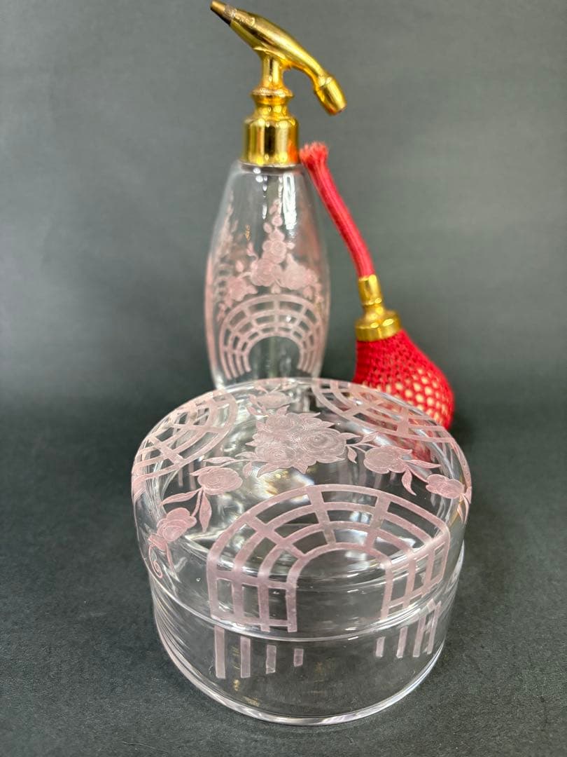 アンティークバカラピンク花柄パウダーケースと香水瓶 当時のケース付き。