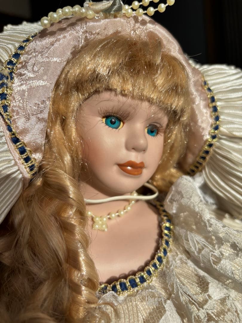 フリル装飾のドール