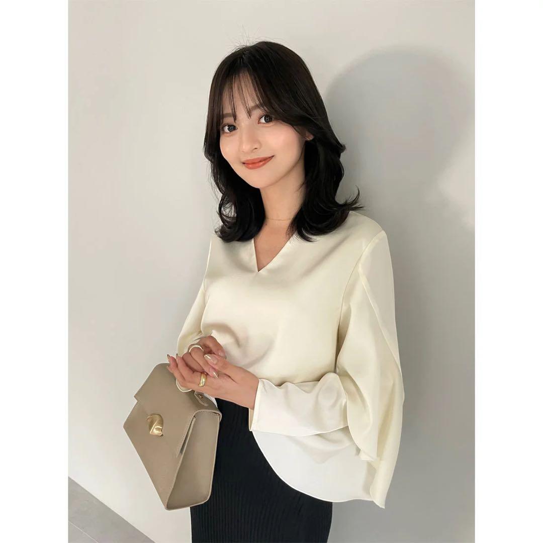 anuans（アニュアンス） ツイストフリルVネックブラウス （IVORY）