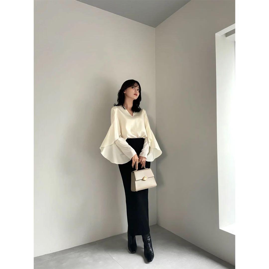 anuans（アニュアンス） ツイストフリルVネックブラウス （IVORY）