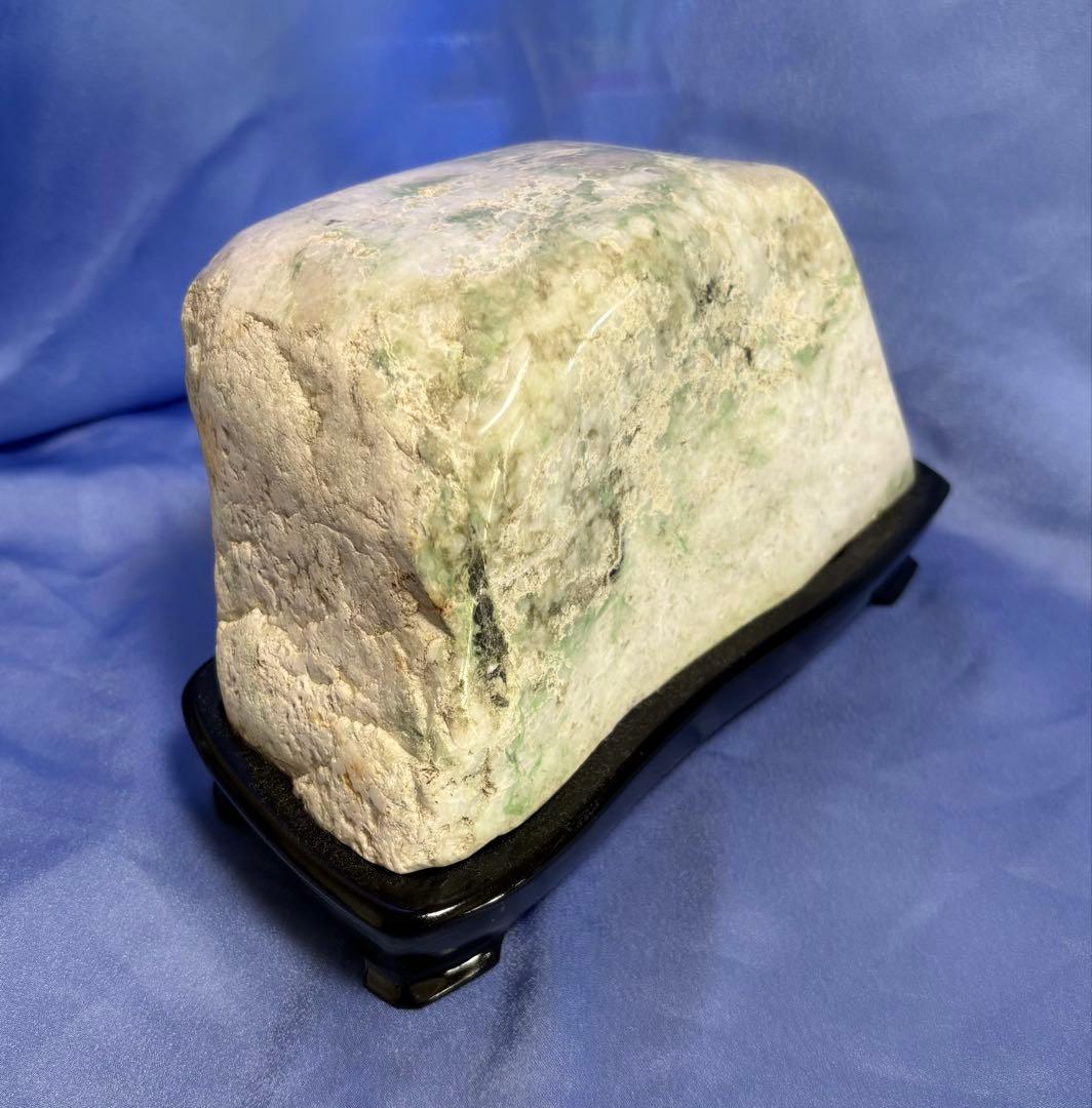 糸魚川産 翡翠原石 （２ｋｇ超）台座付