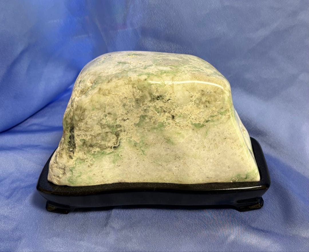 糸魚川産 翡翠原石 （２ｋｇ超）台座付