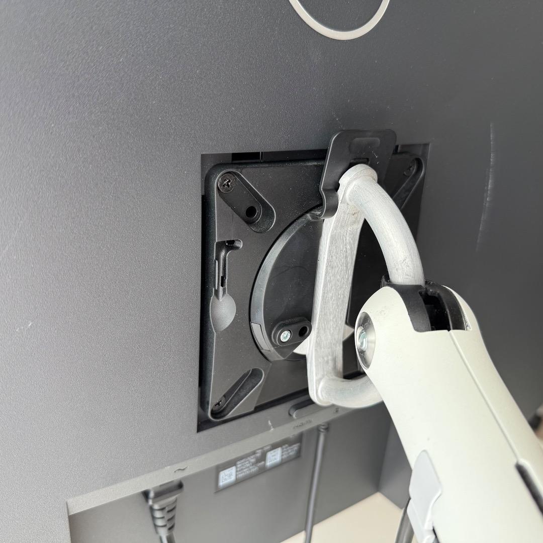 Dell P3222QE 31.5インチ 4K ＋ ハーマンミラー フロー