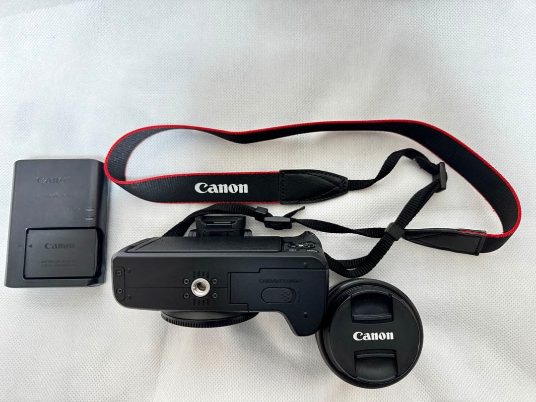 Canon EOS Kiss M ブラック 15-45mm レンズキット