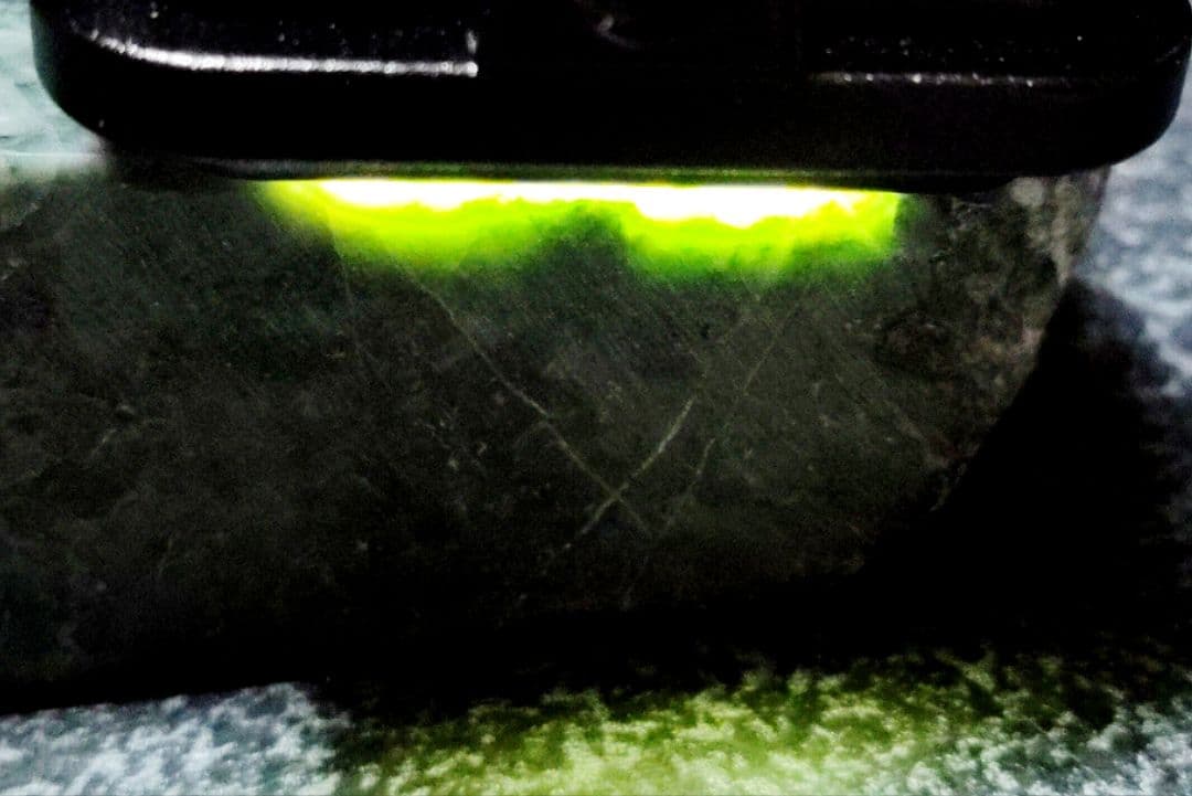 ★翡翠原石★糸魚川硬玉【姫川・川ズレ・カット磨き❶322ｇ】