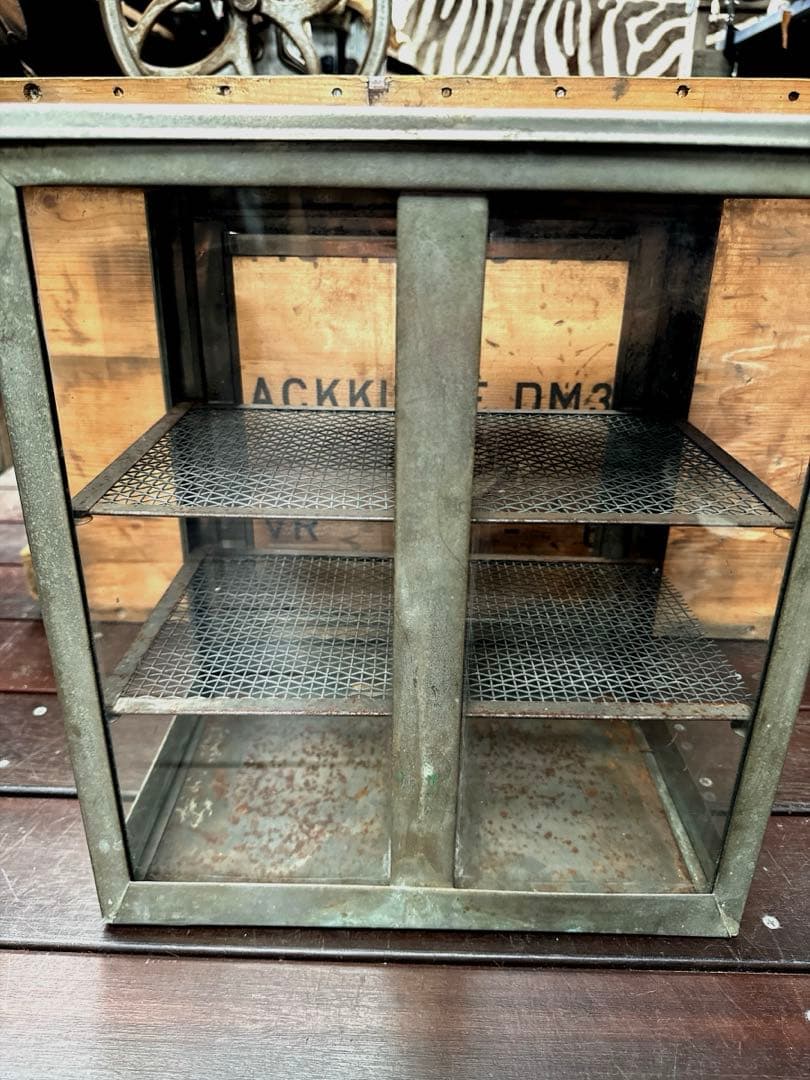 アンティーク ガラス キャビネット スチール シャビー　おしゃれ　 棚