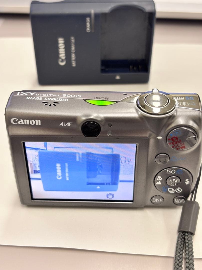Canon IXY Digital 900 IS 本体と充電器
