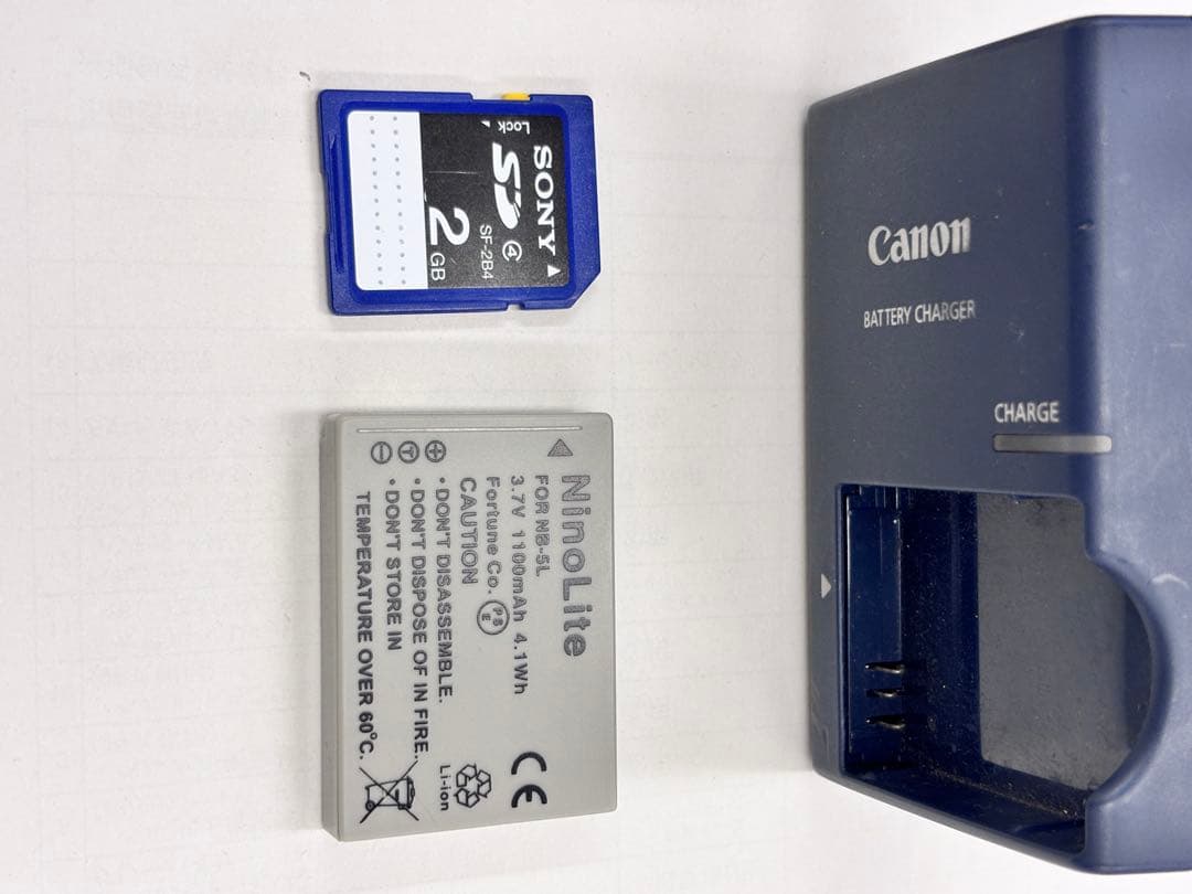 Canon IXY Digital 900 IS 本体と充電器