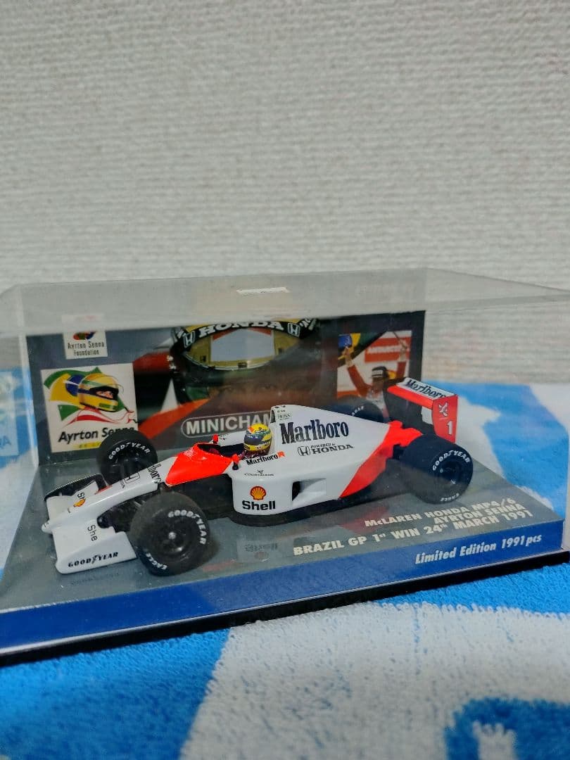 アイルトン・セナ サイン入り写真とF1カーとセナ愛用ヘルメットとCDの5点セット