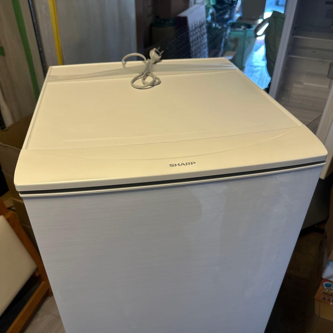 シャープ冷凍冷蔵庫　137L 横縞模様　ドア付け替え可　自動霜取り機能付き