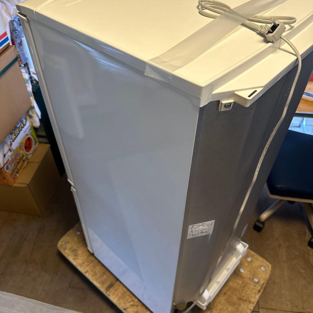 シャープ冷凍冷蔵庫　137L 横縞模様　ドア付け替え可　自動霜取り機能付き