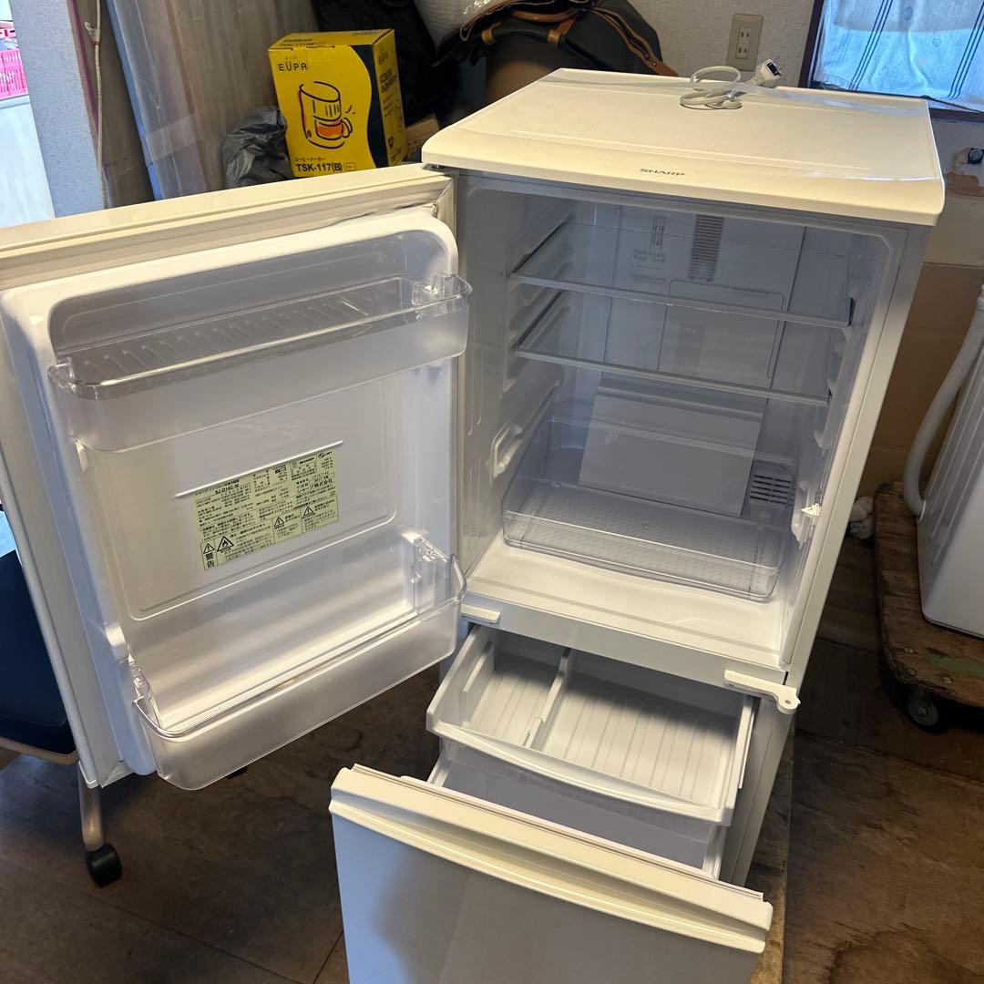 シャープ冷凍冷蔵庫　137L 横縞模様　ドア付け替え可　自動霜取り機能付き