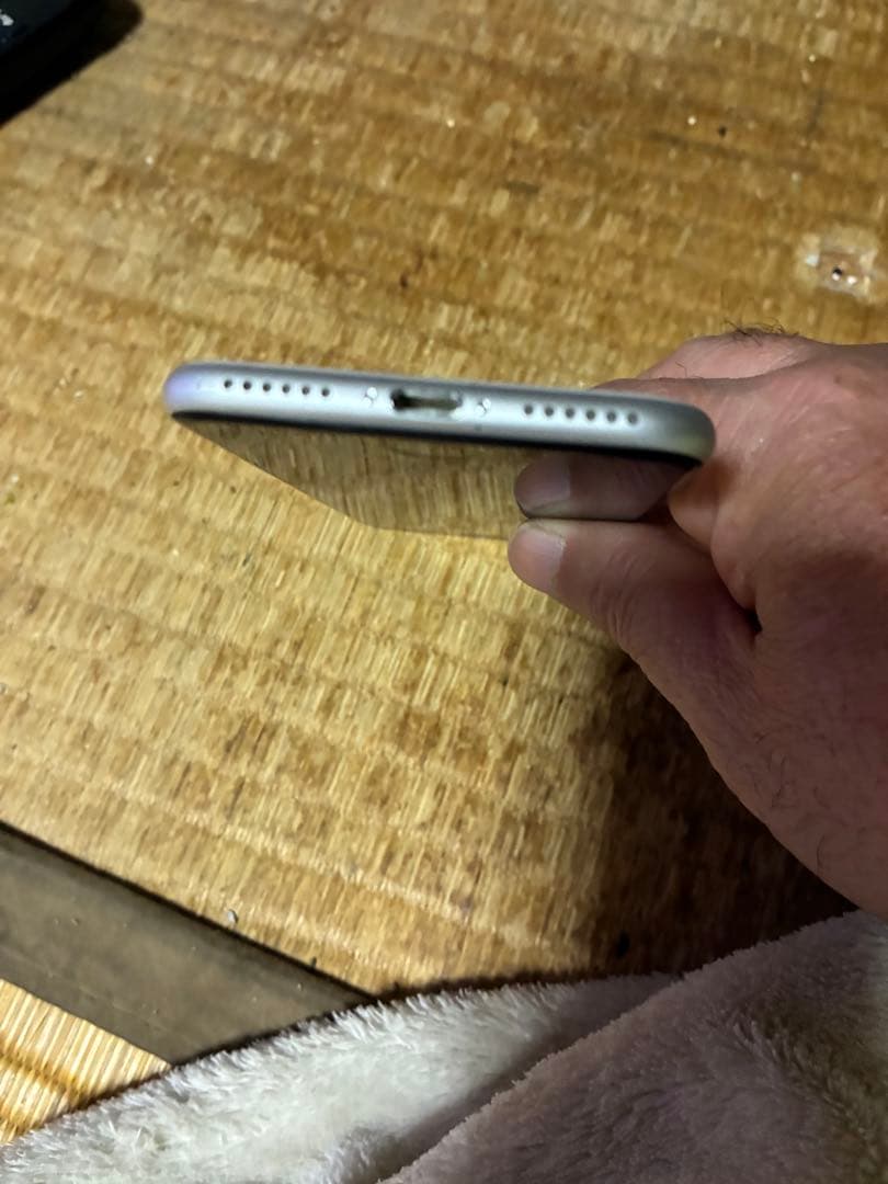 m*o様 iPhone se264ギガホワイトドコモ最大容量89%