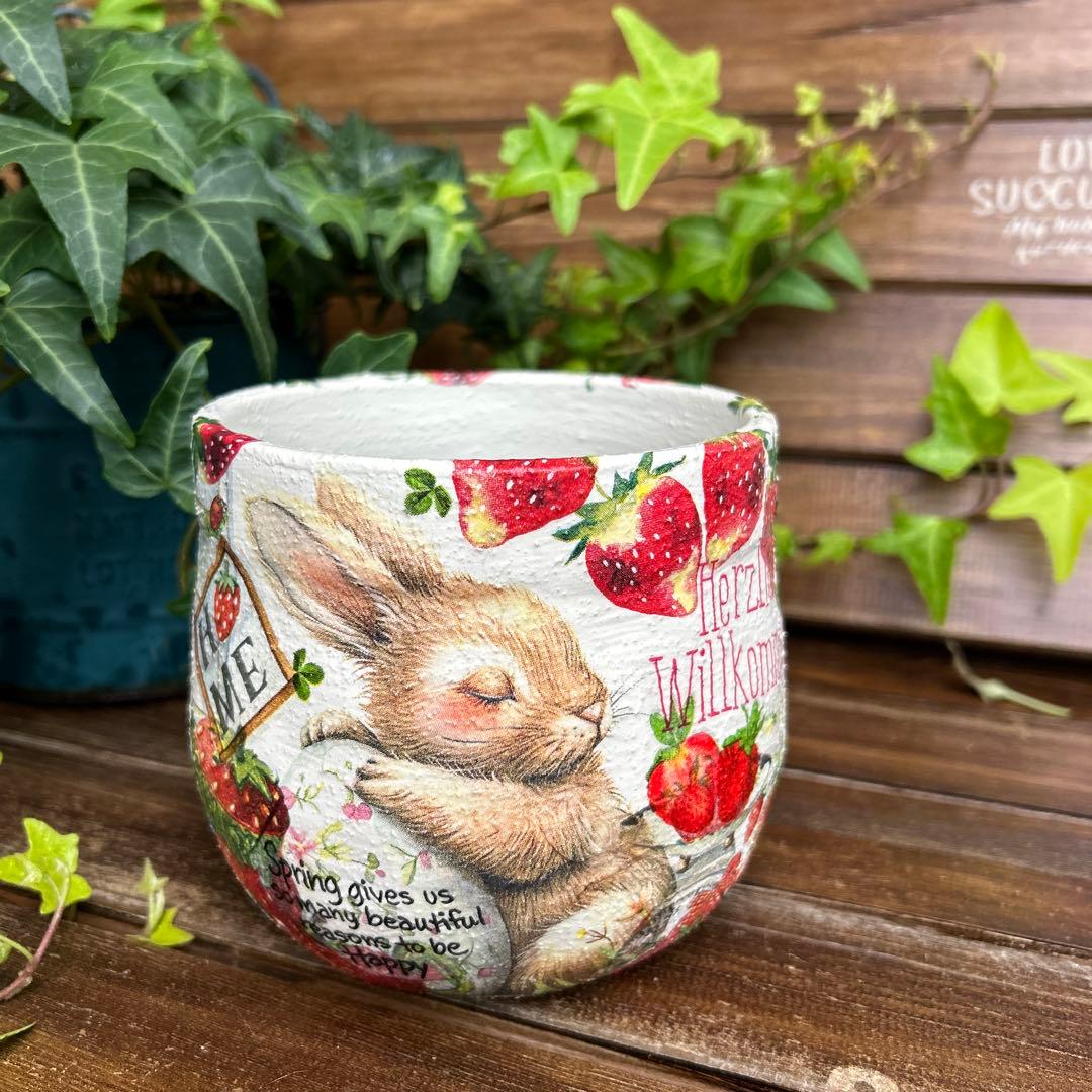 おみつさまリメイク鉢　4号ふっくら丸鉢 いちごいっぱいの白色たまごのうさぎさん