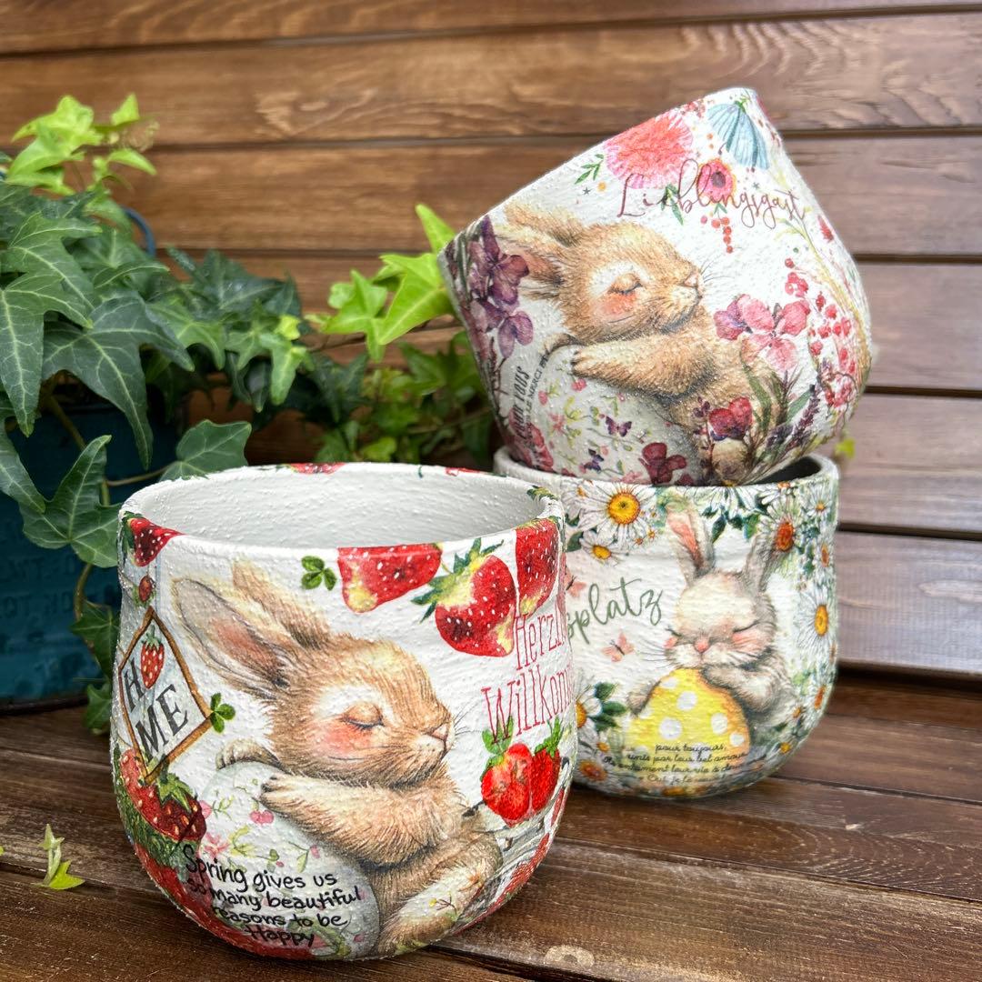 おみつさまリメイク鉢　4号ふっくら丸鉢 いちごいっぱいの白色たまごのうさぎさん