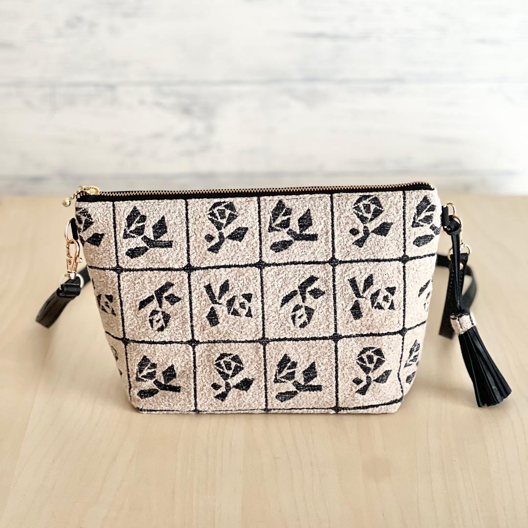 Lulu small beigeショルダーバッグMB509-163