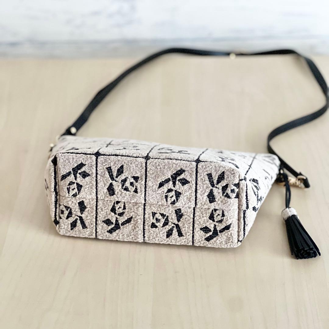 Lulu small beigeショルダーバッグMB509-163