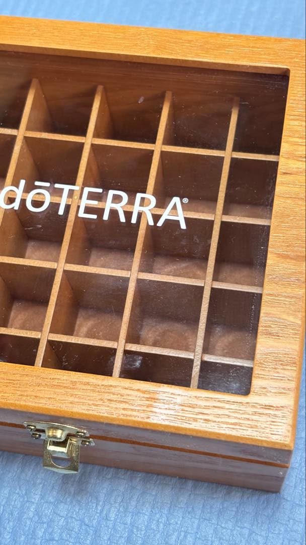 doTERRA 木製アクセサリーケース 25本入り＋開封済みオイル