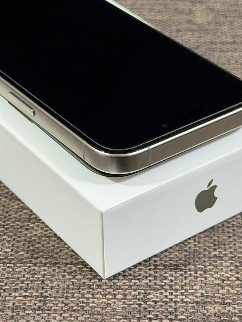 【極美品】iPhone15Pro 256GB SIMフリー 【純正ケース付】