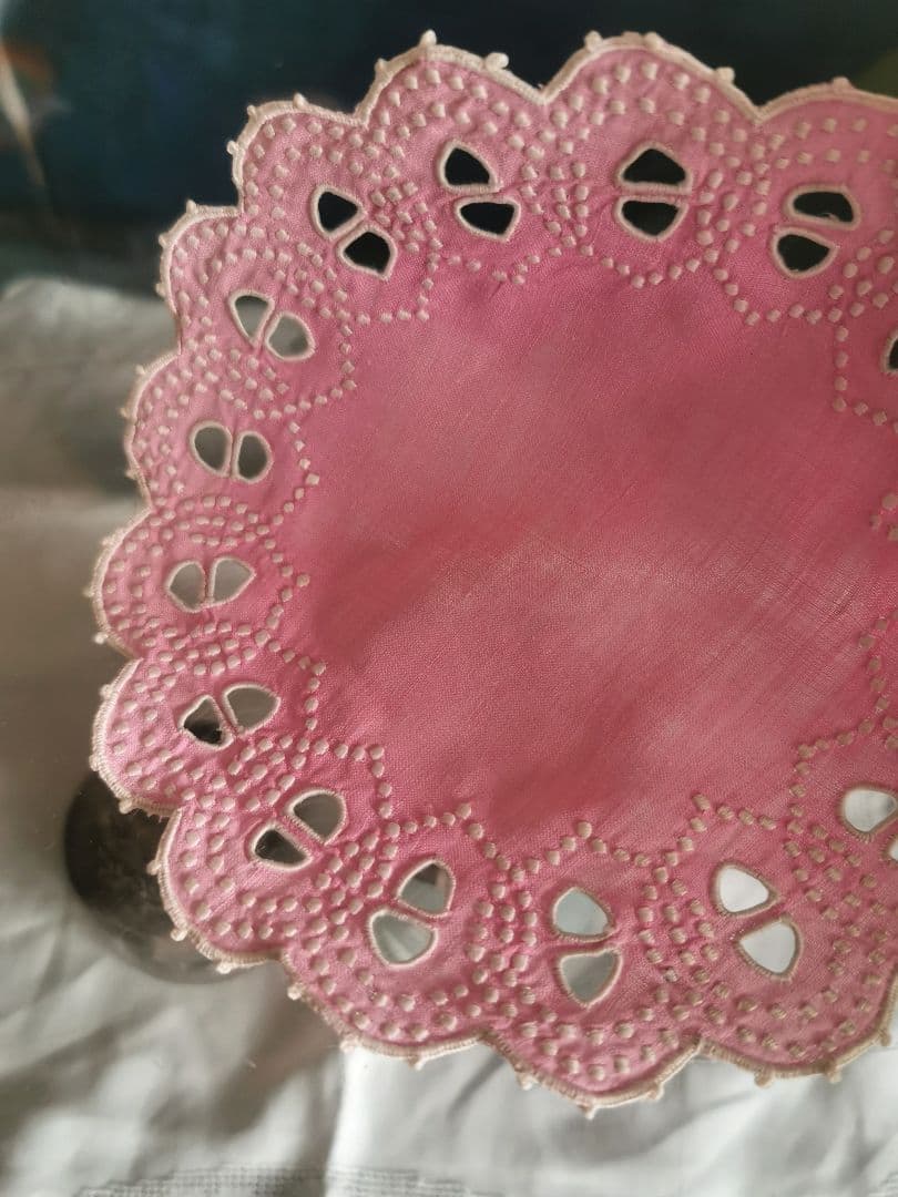 アンティーク フランス コーラルピンク オープンカットワーク＆白糸刺繍ドイリー