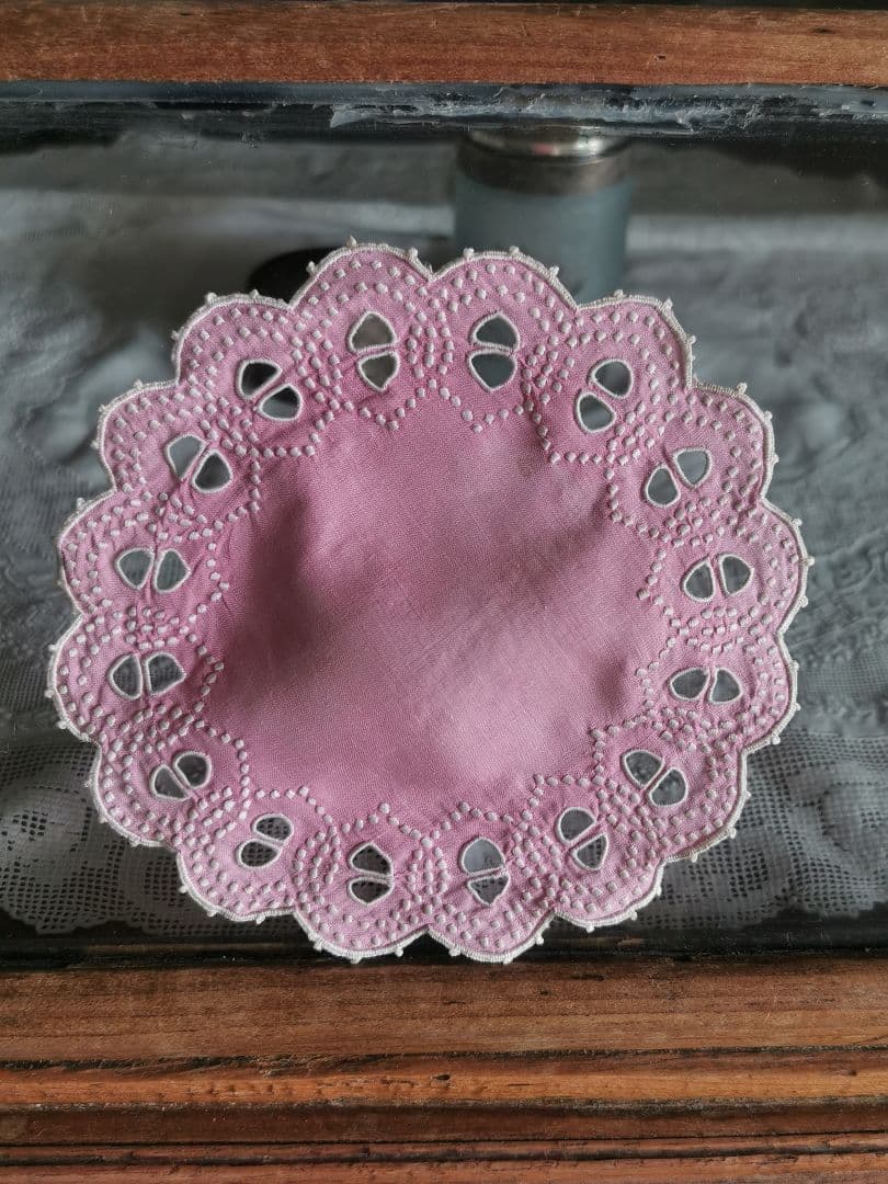 アンティーク フランス コーラルピンク オープンカットワーク＆白糸刺繍ドイリー