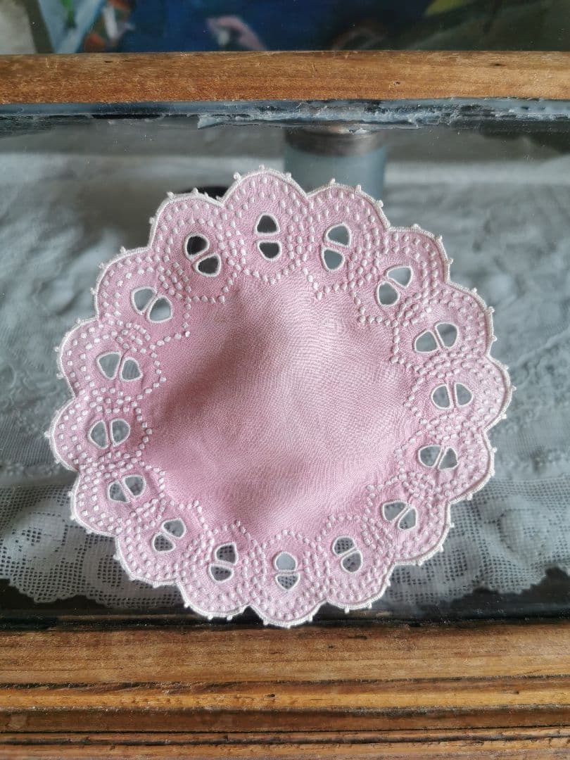 アンティーク フランス コーラルピンク オープンカットワーク＆白糸刺繍ドイリー