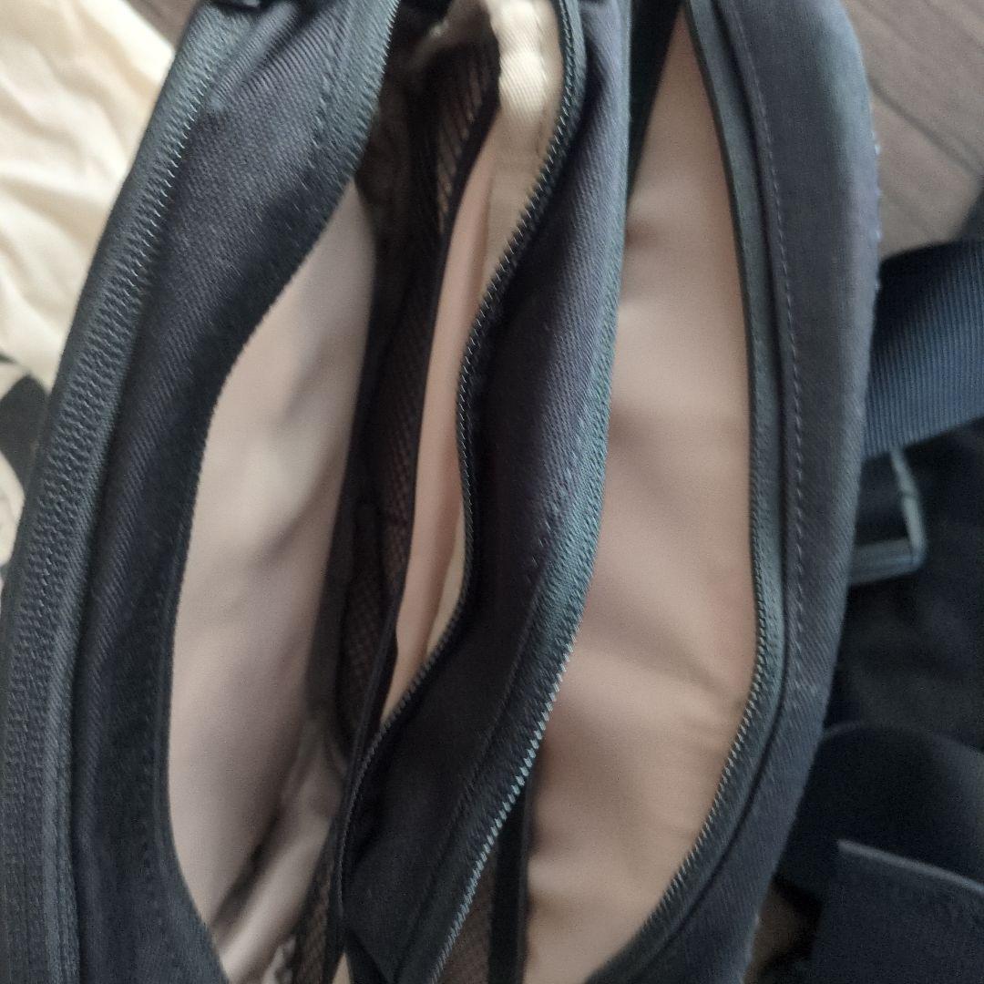 新型　ハグー Hugoo ヒップシート 抱っこ紐 　ブラック×ベージュ