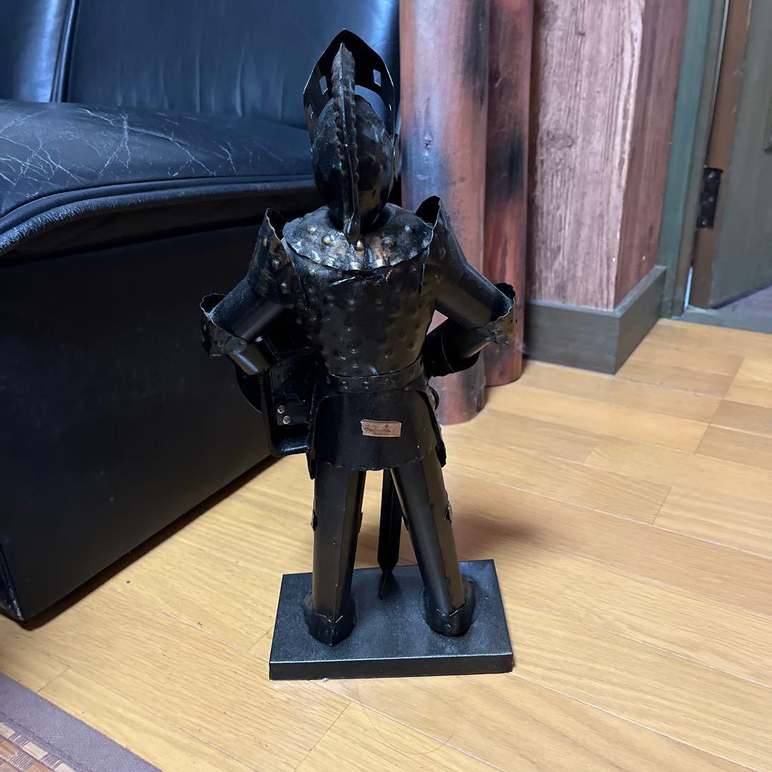 中世ヨーロッパの騎士の甲冑を模した置物