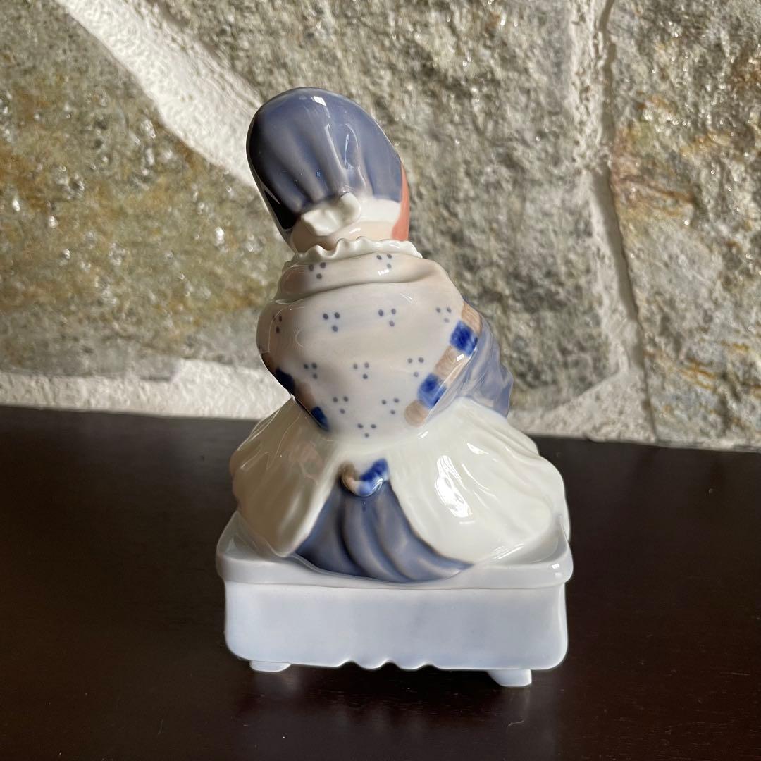 LOYAL  編み物をする少女　フィギュリン