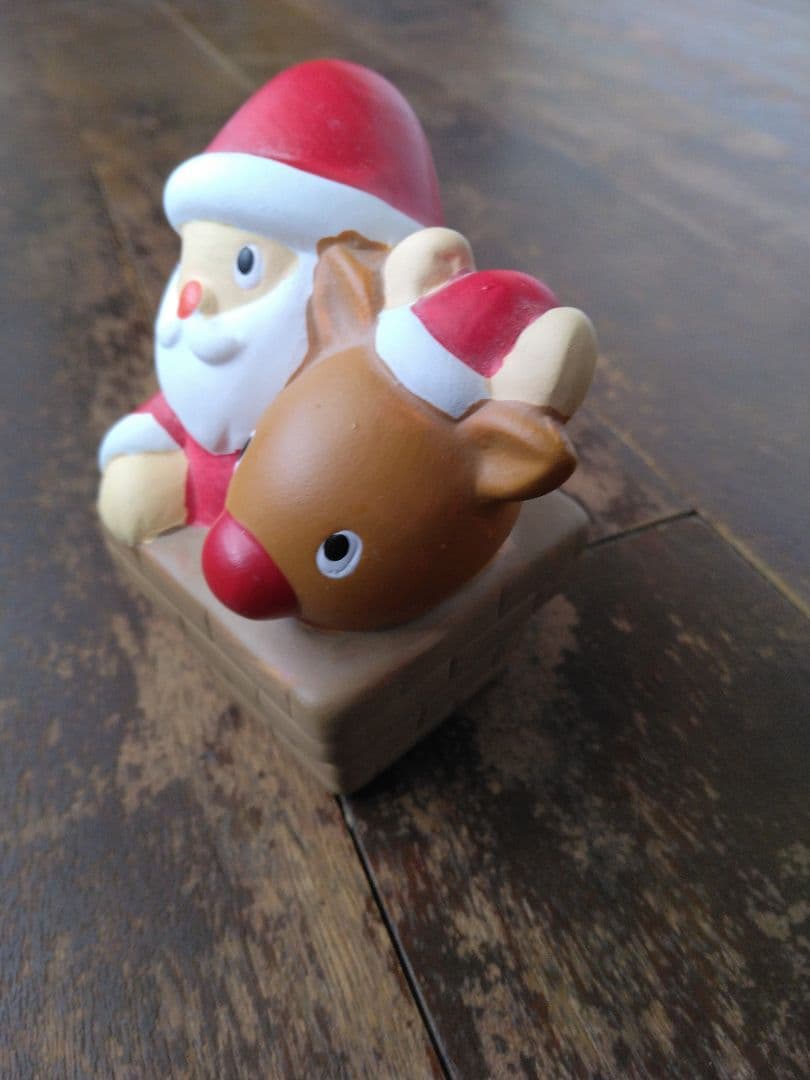 クリスマス飾り　置物　インテリア　雑貨　サンタクロースとトナカイ　煙突から