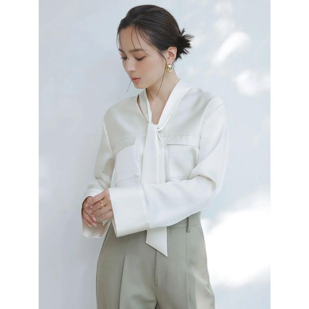 【美品】anuans（アニュアンス）サテンボウタイブラウス（ネイビー）