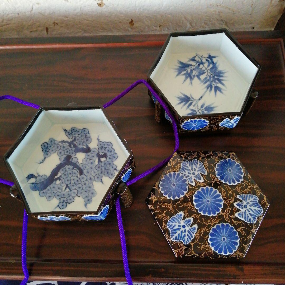 瀬戸焼　真玉園清彦　瀬戸染付菊桐陽刻文外漆鼎足重箱　13cm