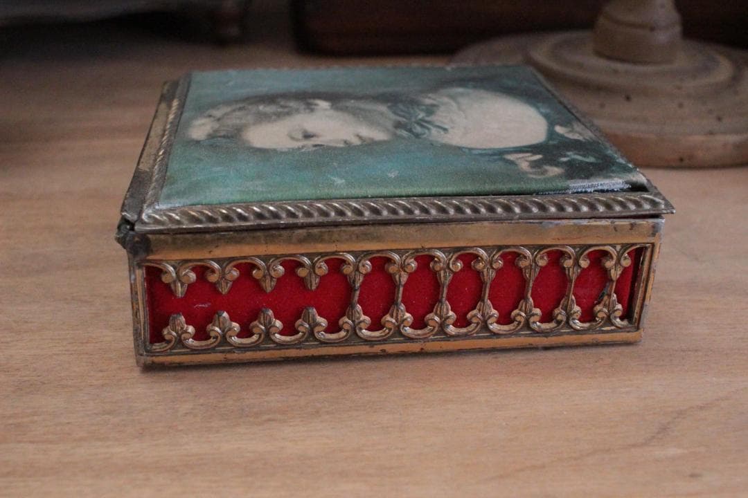 Petite boite・装飾ジュエリーボックス・少女/フランスアンティーク