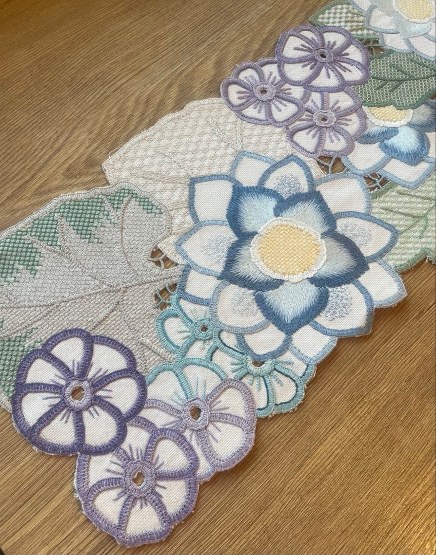 お値引き　戸塚刺繍作品　花柄テーブルセンター　ハンドメイド　130✖️20