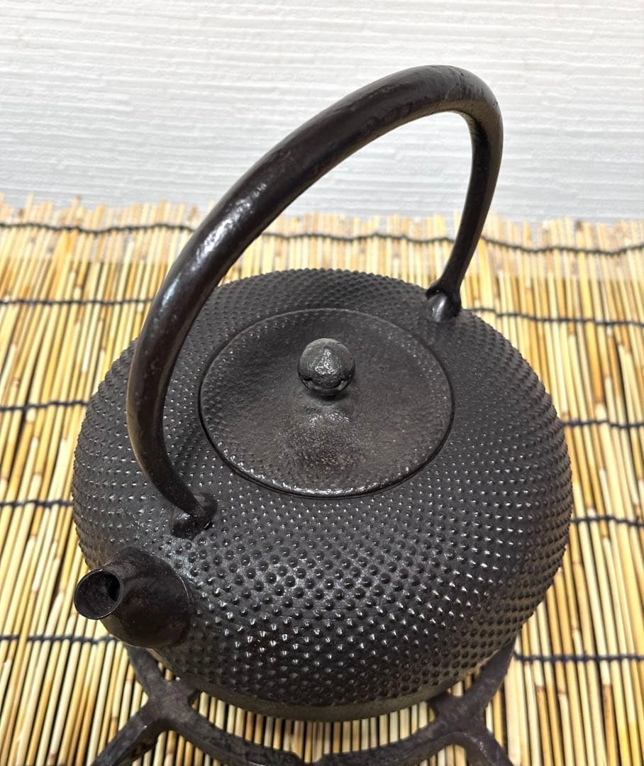 供箱等付属品付　南部藤枝工房　藤枝　昌行作　１２型アラレ　南部鉄瓶　南部鉄器