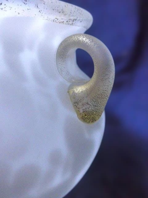 美品　高さ21センチの大きな岩田久利の代表作【雪牡丹】です。 手吹硝子 耳付花瓶