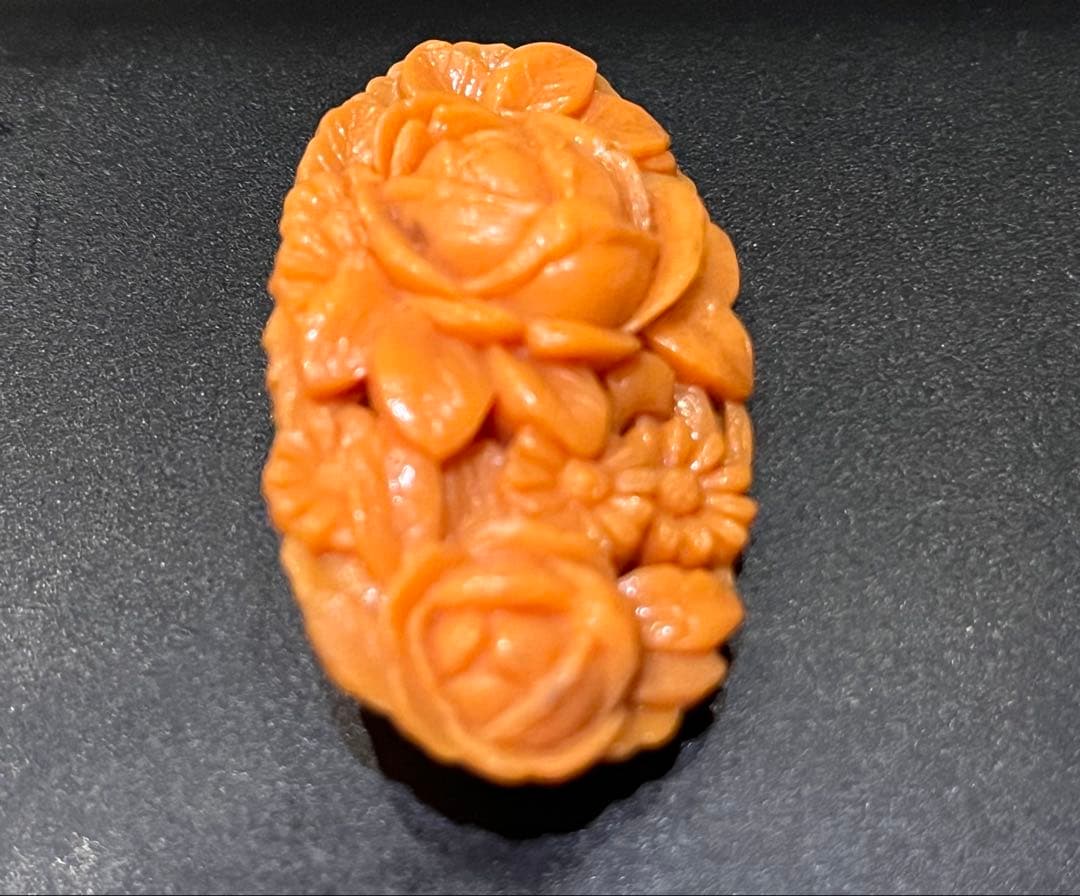 ◆天然珊瑚 サーモンピンク ブローチ バラ花彫刻 アンティーク◆
