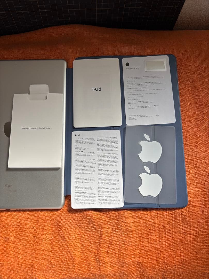 iPad 7世代 シルバー カバー付き