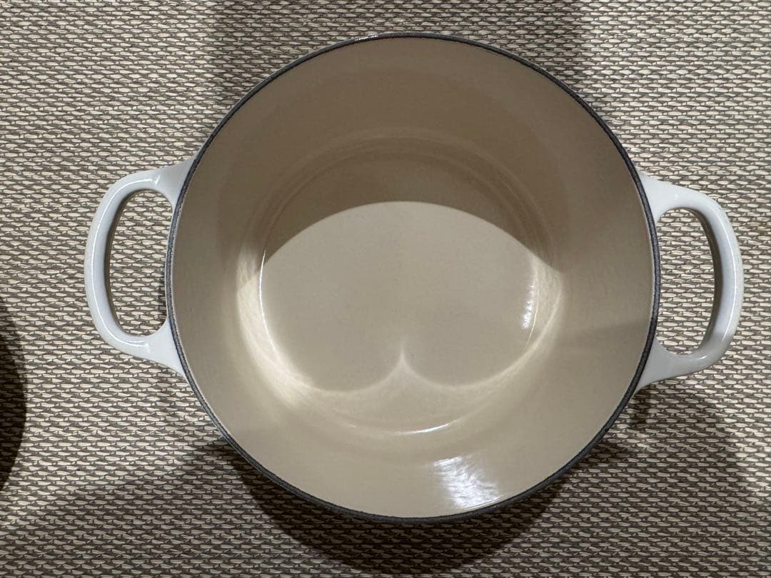 【けーき】 【美品】ル・クルーゼ ココット・ロンド 22cm メレンゲ